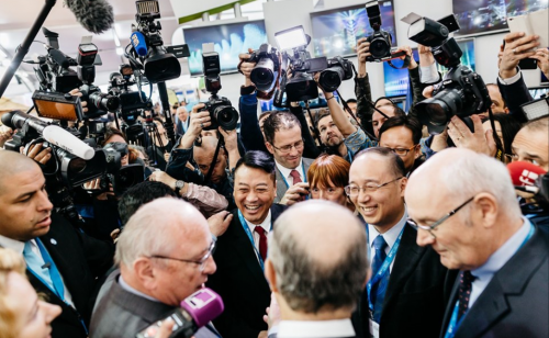 (Des journalistes au travail pendant la COP 21. Le Bourget. 2015. Photo Pierre MOREL)